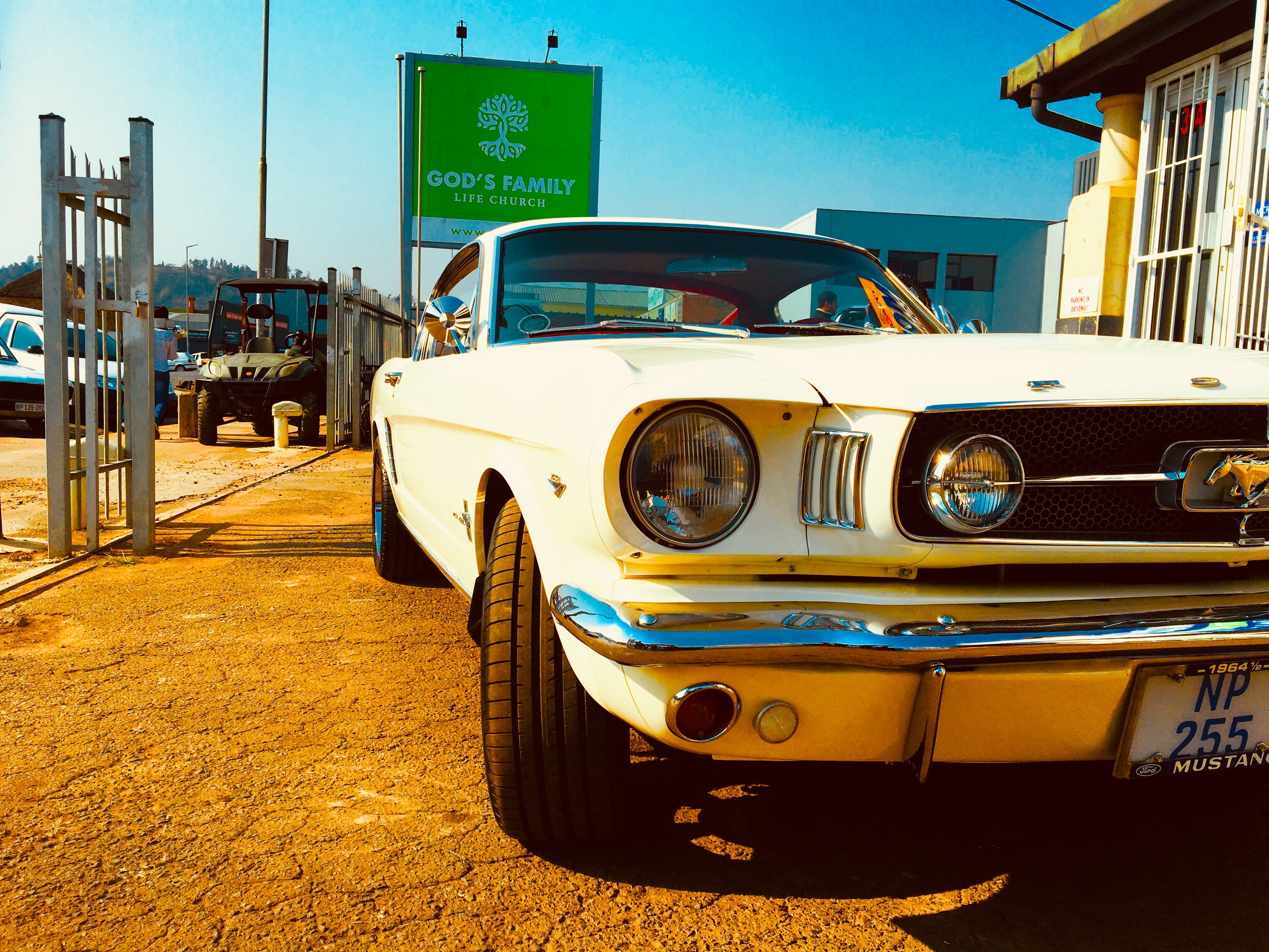 ford mustang biały oldtimer