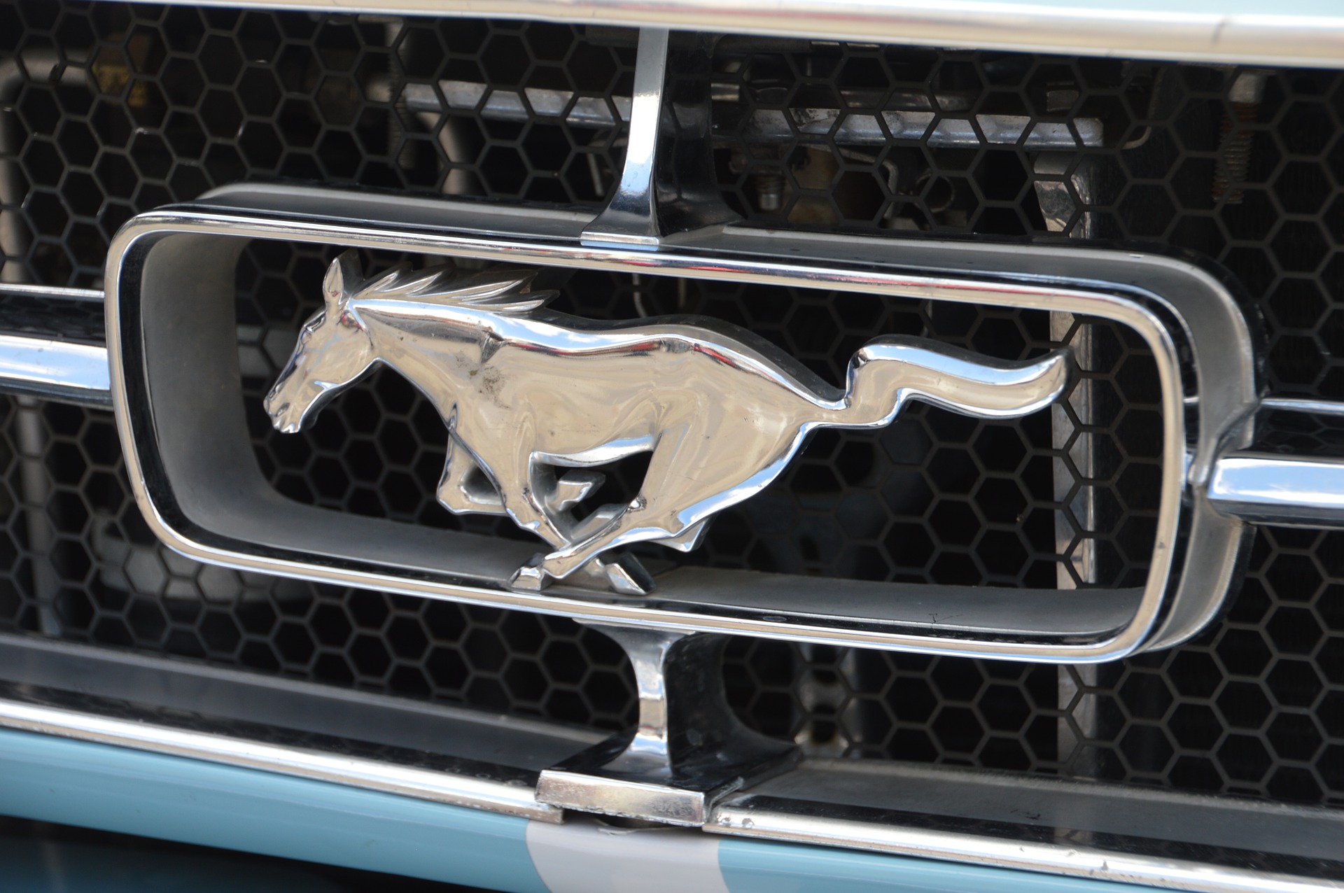 ford mustang logo