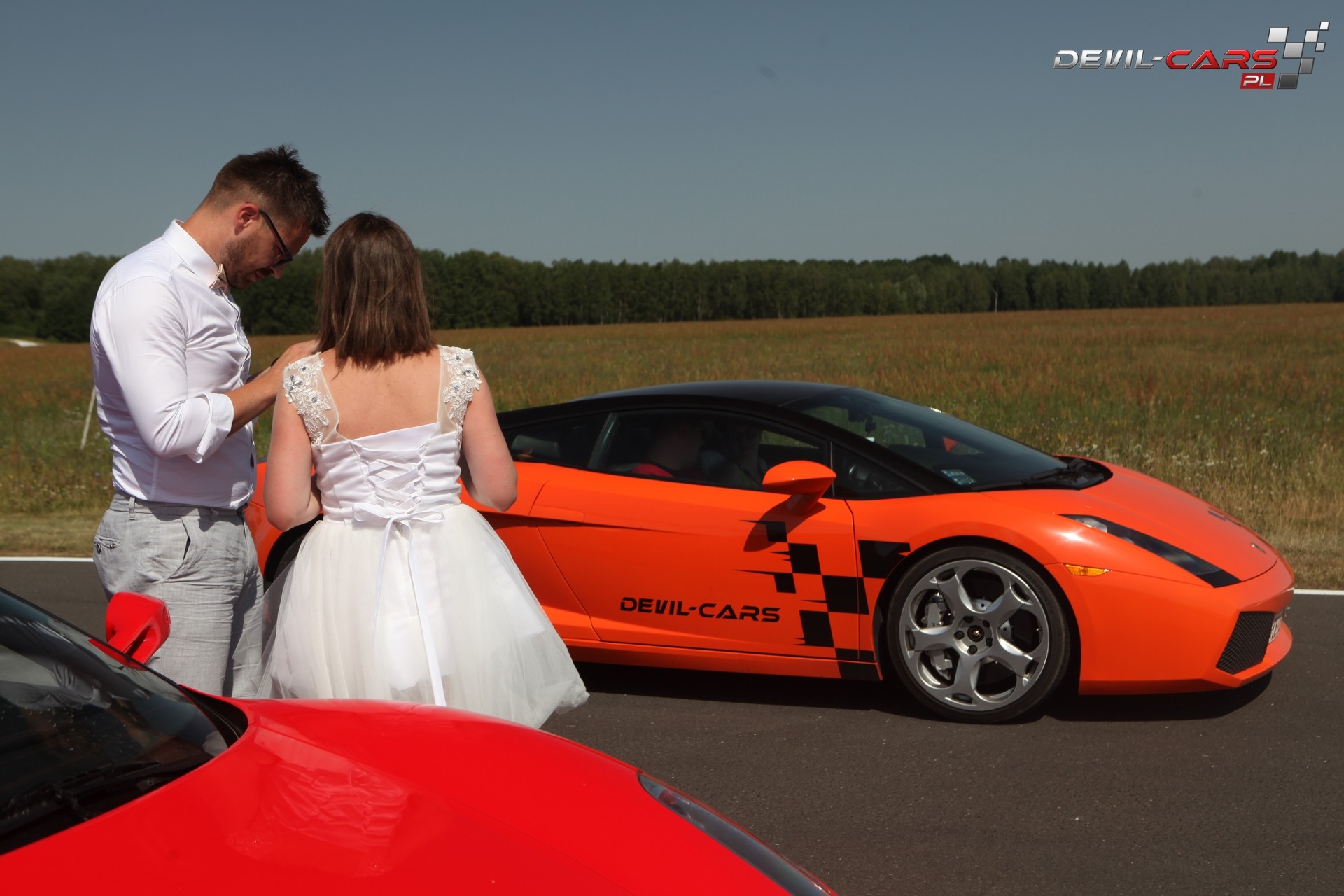 para na torze wyścigowym obok lamborghini gallardo